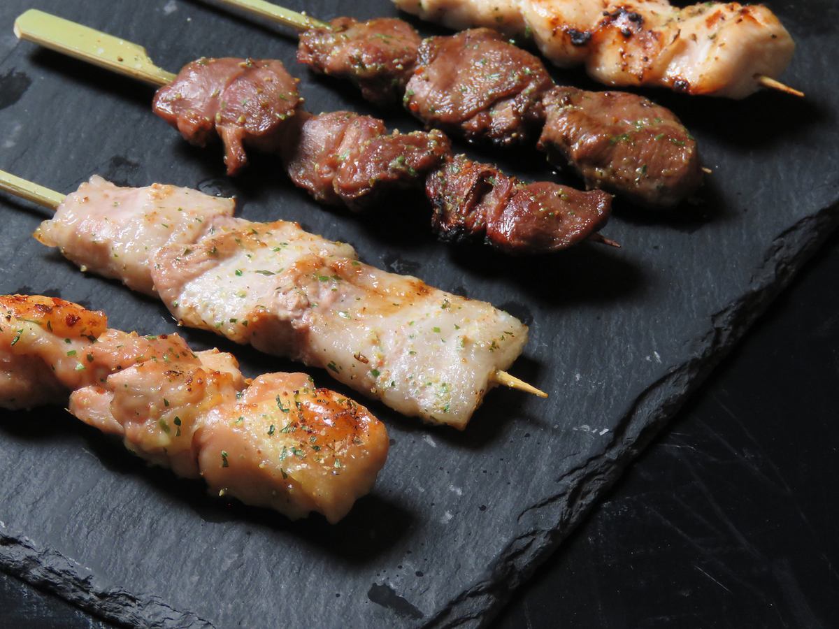 炉端焼きで炙るジューシーなお肉がずらり！