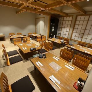 二樓的所有包廂均可連通，最多可容納48人以上。請隨時與我們聯繫♪