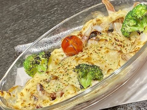 整個魷魚配蛋黃醬和起司烤