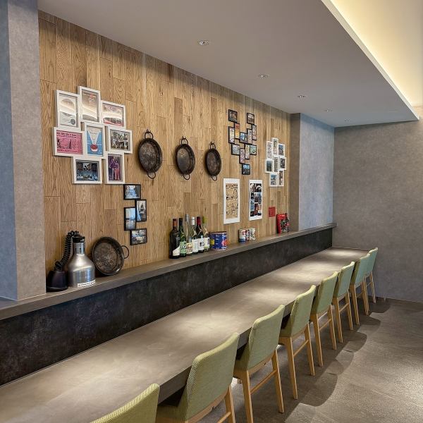 ランチ、ティータイム、ディナー、三つの時間帯で違った顔を出す落ち着いた店内で、公園に居ながら海外の雰囲気と世界のソウルフードを気軽に楽しめます。