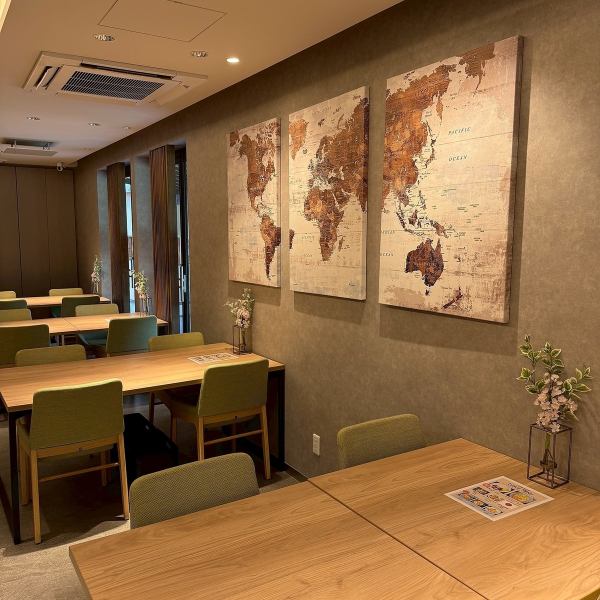テーブル28席とカウンター12席をご用意しております。昼はボリュームたっぷりのランチ、昼過ぎからはコーヒーやスイーツでひと休み、夜はお酒に合う小皿料理を片手に、放課後や仕事帰りに立ち寄って一杯と小皿で気軽に乾杯。