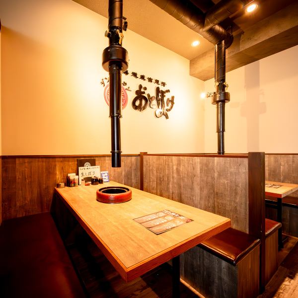 【多彩なシーンで使える、本格北海道ジンギスカン”おとぼけ”】当店は、一度も冷凍せずに仕入れた新鮮な「生ラム」が、自慢の逸品料理や本格的なジンギスカンでご堪能いただけるお店。飲み会に最適な飲み放題付きコースや豊富なドリンク・サイドメニューもご用意しております！