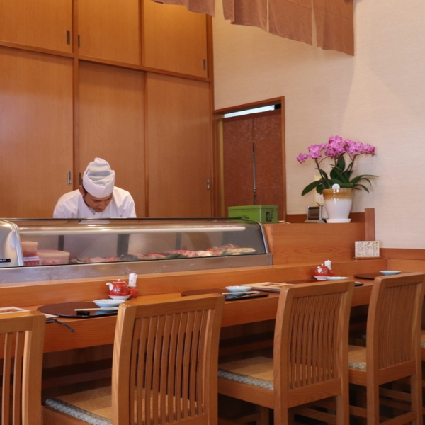 The best part of a sushi restaurant is the counter.The counter, which is made from a single piece of Japanese cypress, is a must-see! You can place your order by communicating with the owner while looking at the topping case in front of you.Horse mackerel, white meat, and squid caught at Odawara fishing port are especially recommended.We also purchase fresh, seasonal fish and shellfish from all over the country at the market.