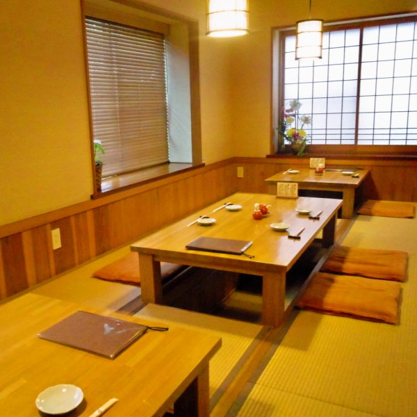 There are both counter seats and tatami rooms, so you can choose the space where you want to eat depending on your mood that day.The tatami room has 2 tables for 4 people and 1 table for 2 people.It can accommodate up to 10-12 people, so it can be used for various occasions such as banquets, dinner parties, mothers' gatherings, celebrations, and families.