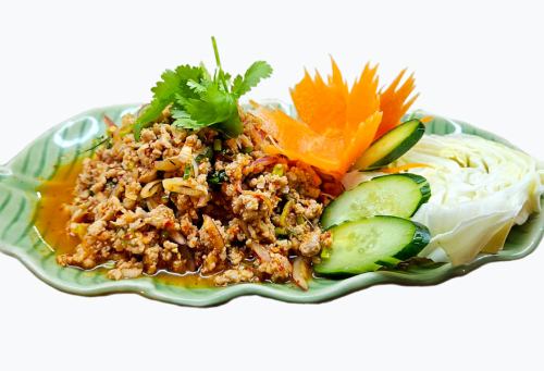 鶏肉のスパイシーサラダ(ラープガイ)