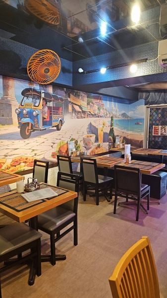 タイの音楽が心地よく響く店内。まるで本場タイにいるような雰囲気が広がっています。心を落ち着かせながら、美味しい料理を楽しむことができるお店です。若者たちにも大人気です☆単品はもちろんコース料理やタイ式鍋で味わう焼肉がございます♪