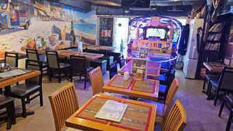 店内は明るく開放的な雰囲気で、活気にあふれています。本場タイの装飾が並び、タイ風な内装が特徴です。最大30名様までの貸し切りも可能です。大人数でのご友人とのご宴会や家族でのパーティなど様々なシーンで活用いただけます。楽しいひとときをお過ごしください！