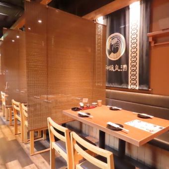 [Table seating (4 people x 7 tables/up to 35 people)] Can accommodate both large and small groups! You can also insert partitions, so you can use the semi-private space for 4 to 35 people! How about having a banquet in our restaurant where you can feel the warmth of wood?