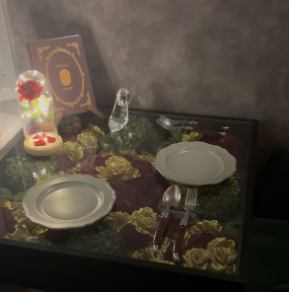 薔薇で敷き詰められた可愛いテーブルにガラスの靴やこだわりのメニュー表でSNS映え間違いなし!!!