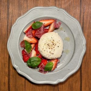 きらめく果実と白のカプレーゼ