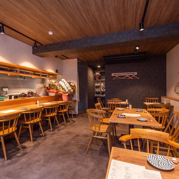 久留米中心街からほど近く、静かな路面に佇む「鶏と飯 トリヒロ」。木と黒を基調にした店内は、温かみと上質さを兼ね備えた和モダン空間。落ち着いた照明と丁寧な設えが、特別なひとときを演出します。大人の隠れ家として、記念日や接待にもおすすめです。