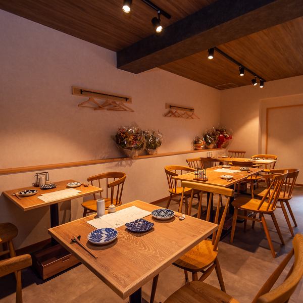 木の温もりと落ち着いた照明が心地よい2名掛けのテーブル席は、会話を楽しみながら食事を味わいたい夜にぴったり。レイアウト変更で4名利用も可能なので、同僚との食事やグルメ仲間との集まりにも最適。静かに美味しさと余韻を楽しめる空間です。