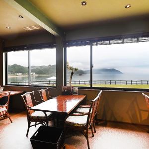 【地元の方にも大人気です！】地元のお客様にも大人気の当店。気軽に立ち寄れるカウンター席で、新鮮な海の幸を楽しんでいただけます。