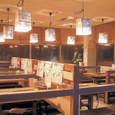 넓은 공간에는 오코노미 야키 가게 특유의 농후 한 소스의 향기가 퍼 식욕을 돋 웁니다.
