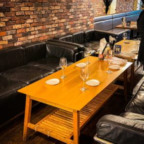 ゆったりと寛げるソファ席は女子会にぴったり◎美味しい料理とお酒を楽しみながらごゆっくりお過ごしください！