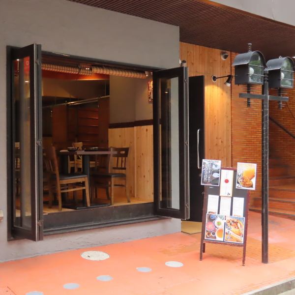 どんなシーンにも打ってつけ！木の温もりを感じる寛ぎ空間。様々なシーンで満喫しませんか？デートや記念日、会社宴会や会社帰りにふらっと立ち寄るのも良し♪新鮮で美味しいお料理と、それに合うお酒を取り揃えております。スタッフ一同心よりお待ちしております。【栄　錦　久屋大通　歓送迎会海鮮　鍋　半個室　しじみ】