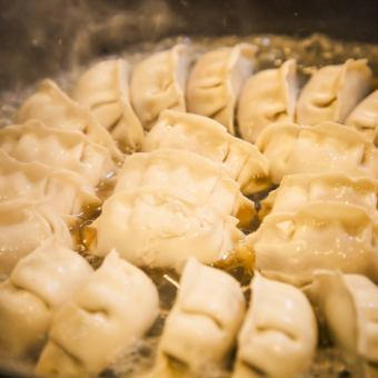 赤字です◎期間限定『肉汁餃子食べ放題』2時間980円！（飲み放題つけられます）