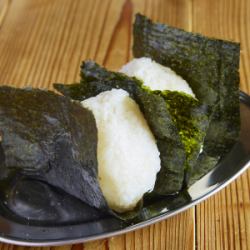 おにぎり（2個）（梅・鮭・昆布）