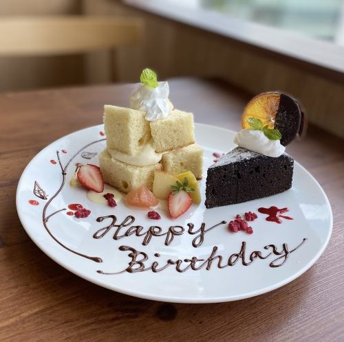 ≪For birthdays and anniversaries≫ We will prepare message plates and pastry chef's special cakes.