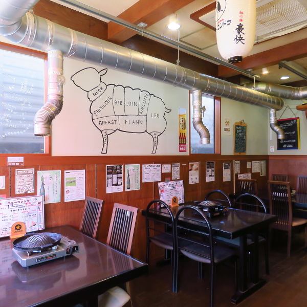 【4人掛けテーブル席】5卓ある4人掛けテーブル席は、友人同士や少人数グループに最適。テーブルごとに程よい間隔があり、周囲を気にせず食事や会話を楽しめます。ダクト完備で煙や匂いが少なく、服や髪に残りにくいのも嬉しいポイント。鉄板料理の香ばしい香りを楽しみながら、落ち着いてゆったり過ごせる空間です。