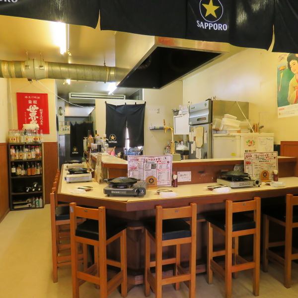 【カウンター席】お一人様でも気軽に立ち寄れるカウンター席は8席。目の前で焼き上げられる鉄板料理を眺めながら、熱々の状態で楽しめます。スタッフとの会話も楽しめるので、一人飲みやサクッと食事にもぴったり。ダクトがしっかりしているため煙や匂いが少なく、女性やスーツ姿の方も安心です。