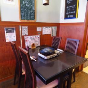 【テーブル席】4名掛けテーブルを5卓ご用意しており、ご友人同士の飲み会や会社帰りの食事会、女子会などに最適です♪ダクト完備で煙がこもりにくく、鉄板料理を楽しみながらも匂いが服や髪につきにくいのも嬉しいポイント。気軽な普段使いからちょっとした集まりまで、幅広いシーンでご利用いただけます。