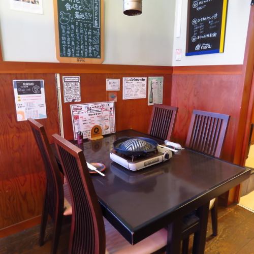 【テーブル席】4名掛けテーブルを5卓ご用意しており、ご友人同士の飲み会や会社帰りの食事会、女子会などに最適です♪ダクト完備で煙がこもりにくく、鉄板料理を楽しみながらも匂いが服や髪につきにくいのも嬉しいポイント。気軽な普段使いからちょっとした集まりまで、幅広いシーンでご利用いただけます。