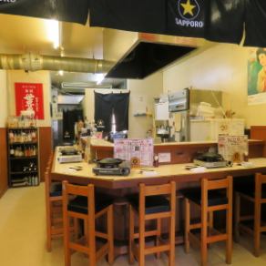 【カウンター席】全8席のカウンターは、お一人様でも気軽に立ち寄れる居心地の良い空間。お仕事帰りの一杯や、サクッとご飯を食べたい日にもぴったりです。ダクト設備が整っているため煙も少なく、女性の方やスーツ姿の方でも安心してご利用いただけます。もちろん、おひとり様も大歓迎です!!