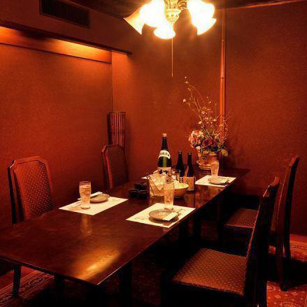 A VIP private room with an impressive red carpet full of Taisho romance.