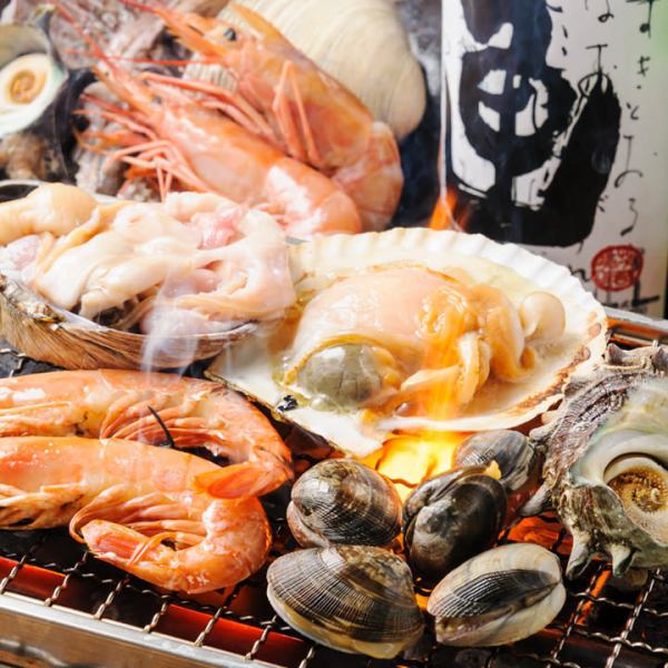 鮮魚だけを使った「豪快！海鮮焼き」各種300円～。市場で仕入れた魚貝を豪快に！