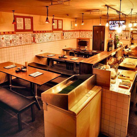 1階フロアを丸ごと貸切で最大30名様までのご宴会が可能です。市場の雰囲気をそのまま再現したフロアになります。オープンキッチンで活気のある雰囲気を楽しんでいただけます！