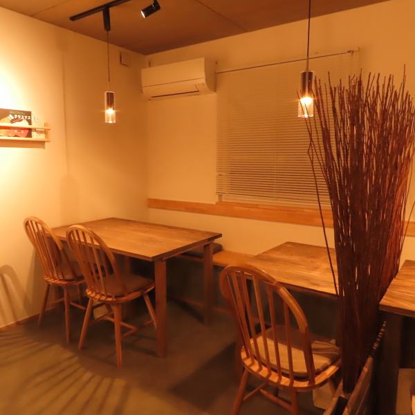 店内は「ミモザちゃん（お店キャラクター）が好きなイタリアン」をイメージ。落ち着きあるおしゃれな音楽が流れる、物語の中にいるような世界観です。明るすぎないディナーの雰囲気を全面的に演出し、老若男女問わず心地よいひとときをお過ごしいただけます。