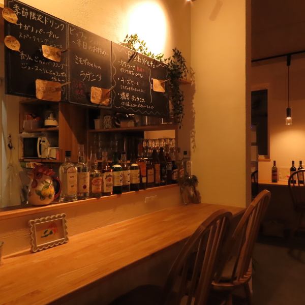 釜の火も見える非現実的な空間で日常を忘れたひとときをお楽しみください。お皿は1枚1枚、イタリアの職人が手がけたものをとり寄せて使用！細部にまでこだわったおもてなしが、食事を通して得られる喜びや感動を高めます。