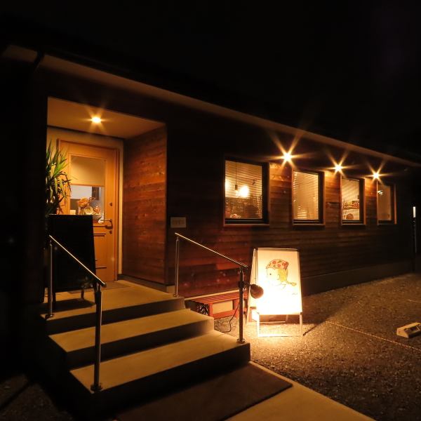 おしゃれでかわいらしい店内には、イタリアの絵本も並び、心が和む空間です。広々としたソファー席もあり、会社団体でのご利用に最適。15名様～貸切可能なので、各種パーティーや宴会にもぜひご相談ください！