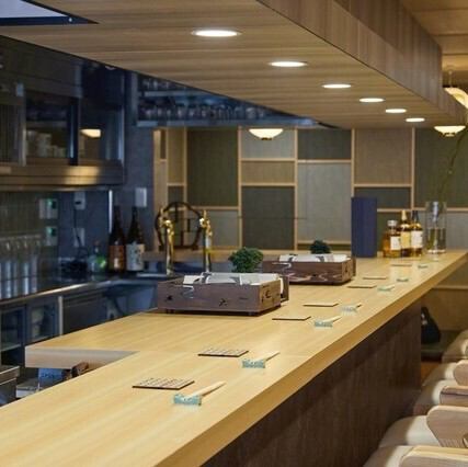 【カウンター席】五感で味わう特等席。ライブ感あふれる大人の隠れ家 調理の様子を目の前で楽しめるオープンキッチンのカウンター席は、まさに特等席。職人が丁寧に肉を焼き上げる音や、割り下の焦げる香ばしい匂いが食欲をそそり、待っている時間さえも贅沢なエンターテインメントになります。