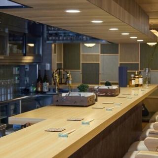 【오감으로 즐기는 특등석.두 사람의 거리가 줄어드는 어른의 시간】 오픈 키친 특유의 활기와 일본식 모던한 침착이 동거하는 카운터석.나란히 앉아 거리감이 기분 좋고, 데이트나 부부에서의 식사에 최적입니다.