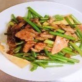 Stir-fried pork liver and garlic sprouts