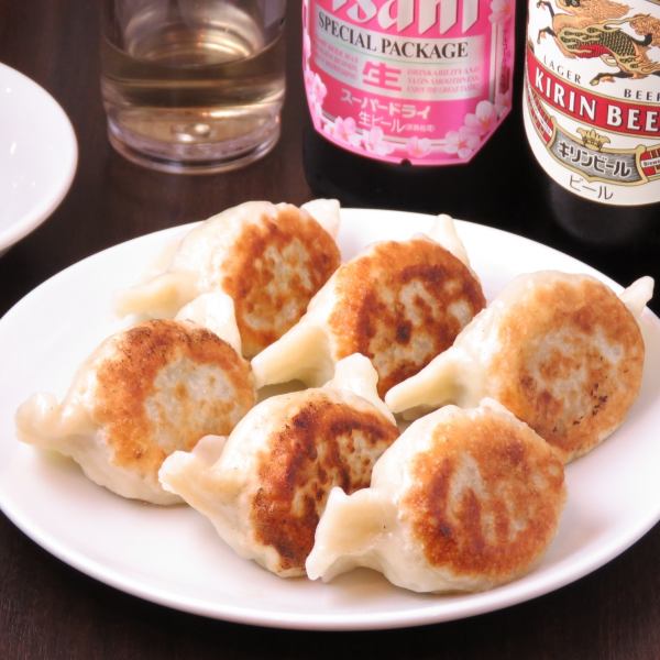 [The chewy dough is irresistible] The popular "hand-stretched gigantic gyoza" (pork, vegetables, garlic flavor)