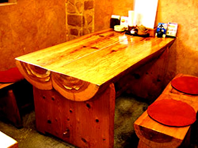 在實木桌子上，您可以放鬆身心，享受家人，朋友，小餐和宴會的樂趣！畢竟，晚餐是“通常的Yotaro”