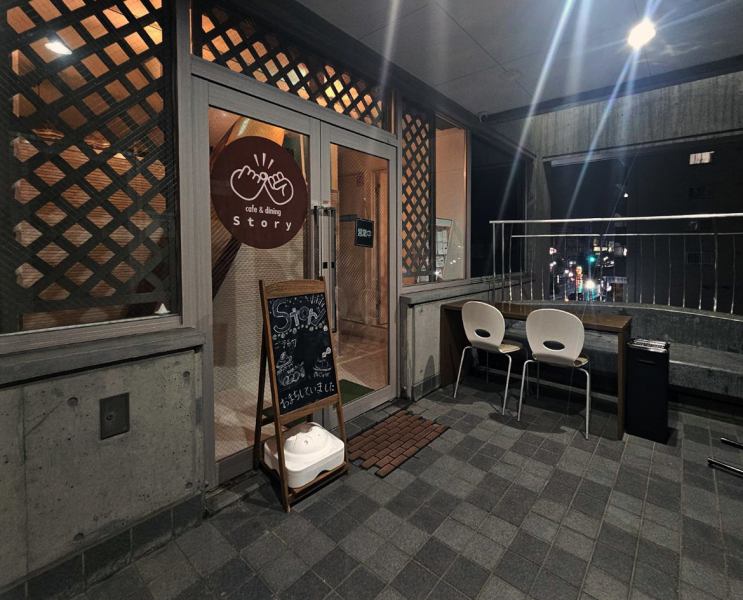 東武東上線みずほ台駅西口から徒歩約1分の場所に位置するお洒落なレストラン「cafe＆dining Story」。落ち着いた雰囲気の中で、友人や恋人と楽しい時間を過ごすのにぴったりの場所です。ゆったりとした空間で、心を満たす美味しい料理をぜひご堪能ください！お洒落なインテリアも魅力の一つです♪