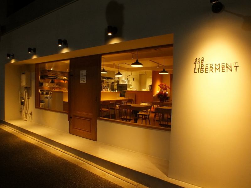 Shintomicho的NEWOPEN★白色的牆壁是玻璃面的商店。請隨時投入。