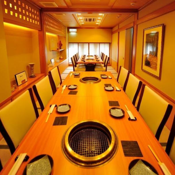 最大20名様迄ご利用いただける高級感ある個室。特別な食事会にぜひご利用下さい。(4F)