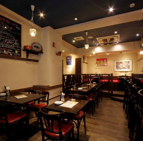 <p>広々とした間取りの全30席のテーブル席。店内に飾られた絵画やお皿、照明などからほのかに異国情緒が漂います。旅行に行けなくても気分はイタリア♪</p>