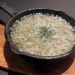 釜揚げしらすアヒージョ