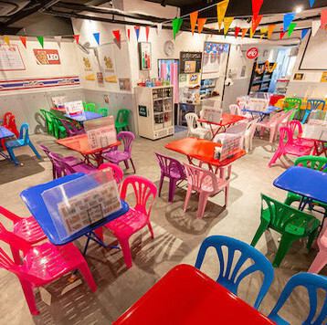 店内は、本場のタイ屋台をイメージした活気がありながらも、どこか懐かしい温かみのある空間です◎カラフルなテーブル席は、友人とのランチや仕事帰りの一杯、ご家族での食事など、様々なシーンで気兼ねなくご利用いただけます。貸切の場合プロジェクターのご利用も可能です◎会社宴会や二次会などにぜひご利用ください♪