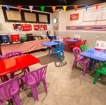 本場の屋台をイメージした空間には、明るく開放感があふれるテーブル席が広がっています。カラフルで彩り豊かなテーブルと椅子は、カジュアルながらも居心地が良く、肩ひじ張らずにお食事を楽しめます。活気ある雰囲気の中で、タイ料理を存分にご堪能ください♪