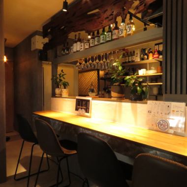 横並びのカウンター席は、大切な人との距離がぐっと縮まり、二人の時間をより親密にします◎こだわり抜かれた特別な空間で、思い出に残るひとときをお過ごしくださいだわり抜かれた空間がおしゃれな雰囲気を演出いたします♪