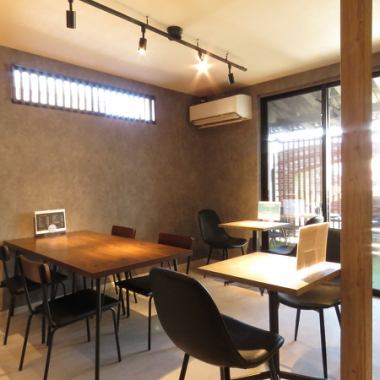 広々としたテーブル席は、大切な人との語らいの時間をより豊かにします♪こだわりの詰まった特別な空間で、思い出に残るひとときをお過ごしください。