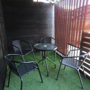 カラッとした風を感じながら、楽しめるテラス席。夜風を浴びながら最高の料理とお酒を楽しみませんか？