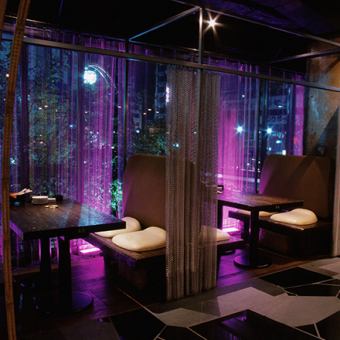 靠窗的沙發座位可俯瞰薄野的夜景。